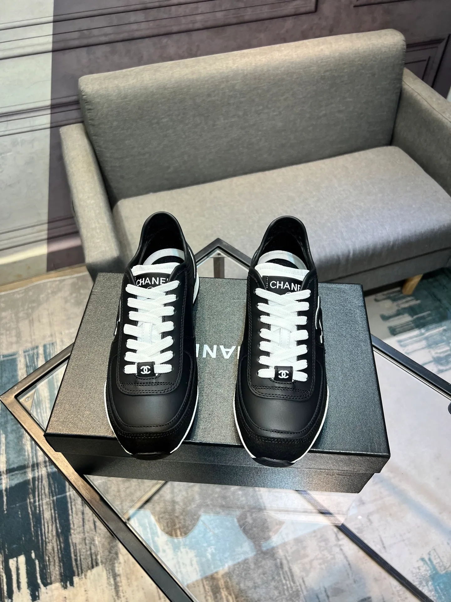 Men's men's shoes 💰620 Exclusive real shot (top version) CHANEL Chanel 2025ss color matching thick-soled casual sports shoes and sneakers. The counter is synchronized. The counter is very popular. A shoe that is very difficult to buy. The most popular thick-soled panda shoes on the Internet. It can be imagined that Xiaoxiang control can't miss it. It has both good looks and comfort. Simple and versatile white shoes. The thick sole increases the height and is super versatile. Close your eyes and wear it. Whoever wears it will look better. Upper: calfskin Lining: imported sheepskin lining Outsole: TPU original outsole Size: 35-44 (customized for women 41 and 40, and 45 for men)